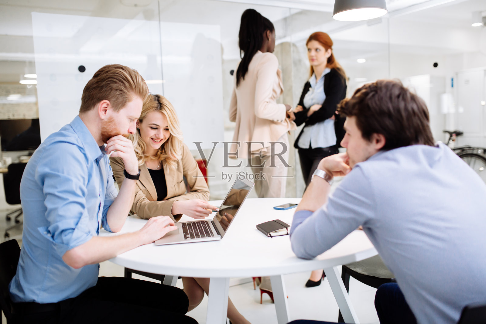 创意商业人士头脑风暴照片摄影图片