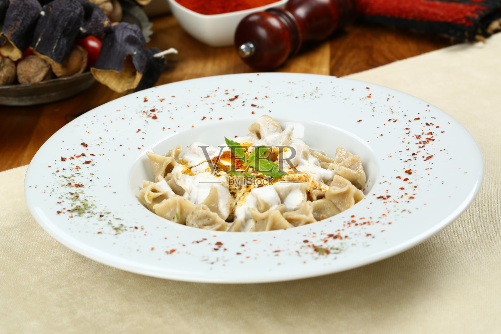 土耳其芒果配酸奶和肉汁-意大利馄饨照片摄影图片