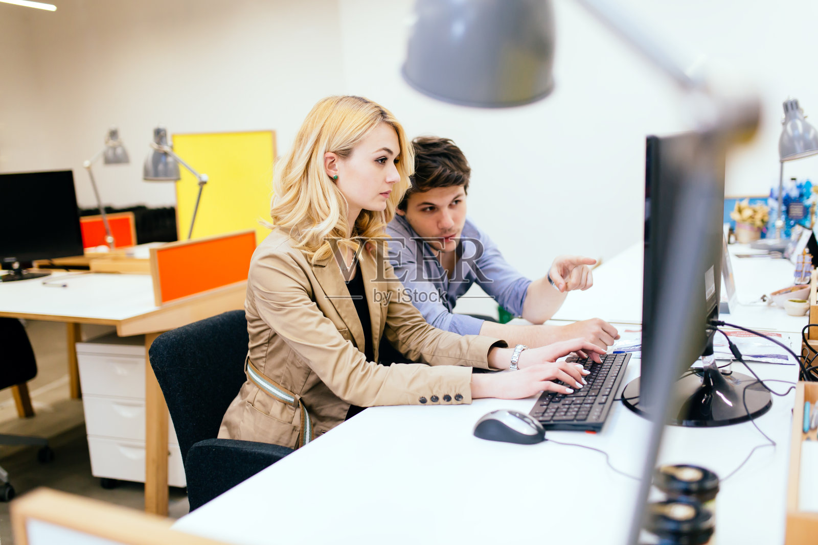 同事一起解决问题照片摄影图片