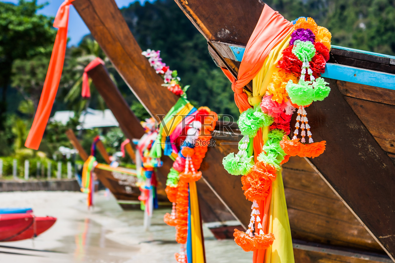 泰国皮皮岛一些传统长尾船船头的装饰。照片摄影图片