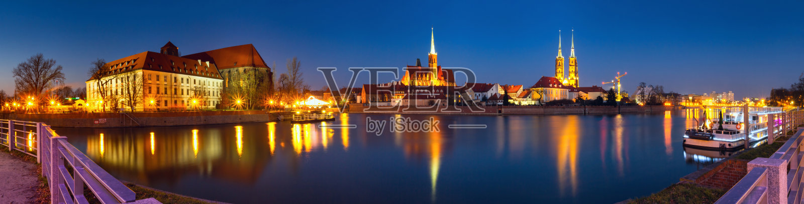 城市景观,晚上全景在河堤上的奥德拉河的城市弗罗茨瓦夫照片摄影图片