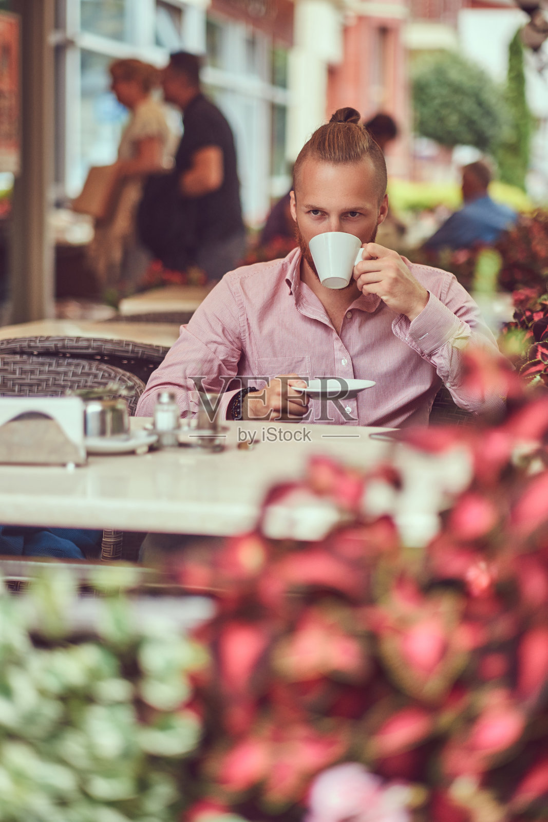 一个英俊的红发男人,留着时髦的发型和粉红色的胡子照片摄影图片