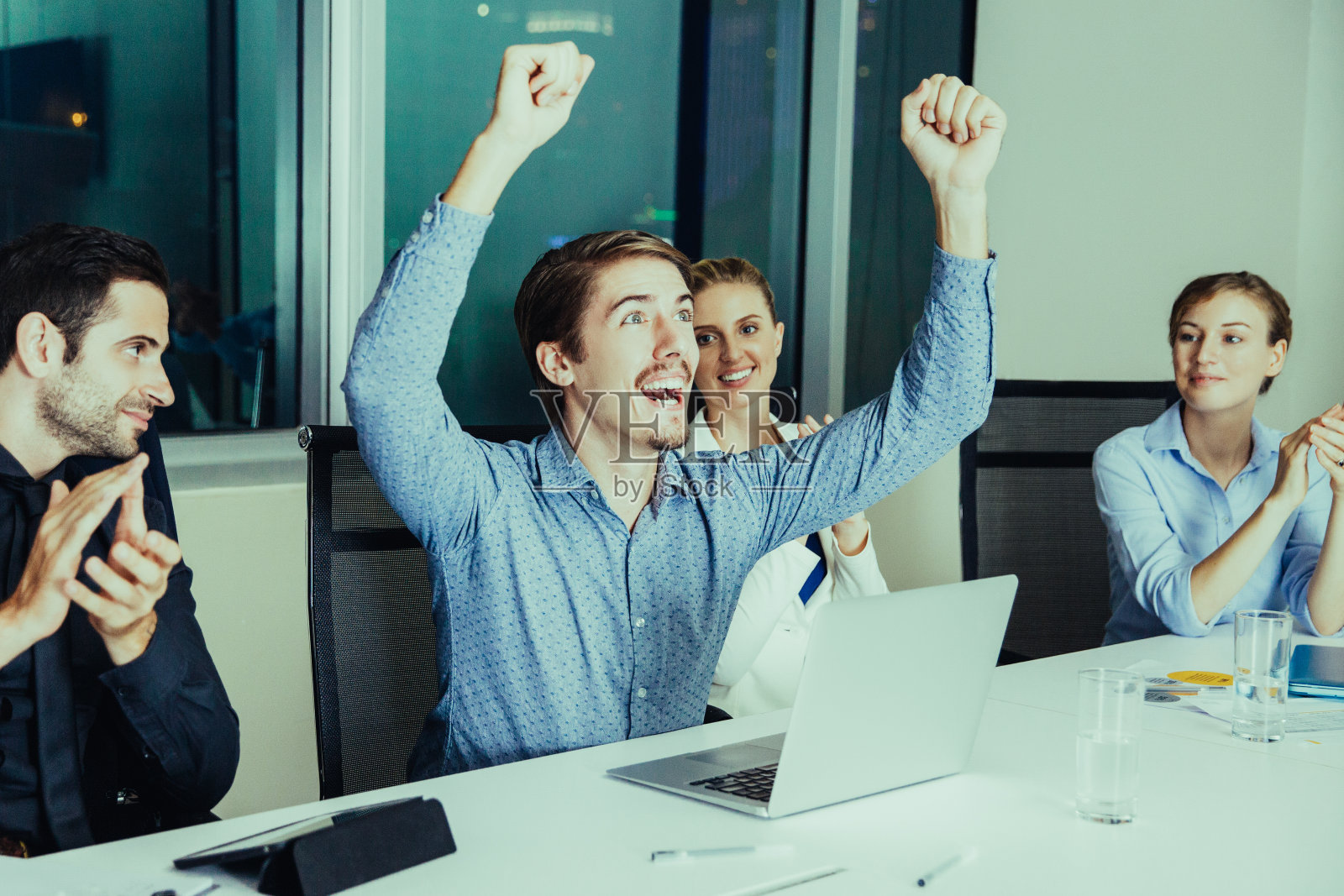 商人庆祝成功照片摄影图片