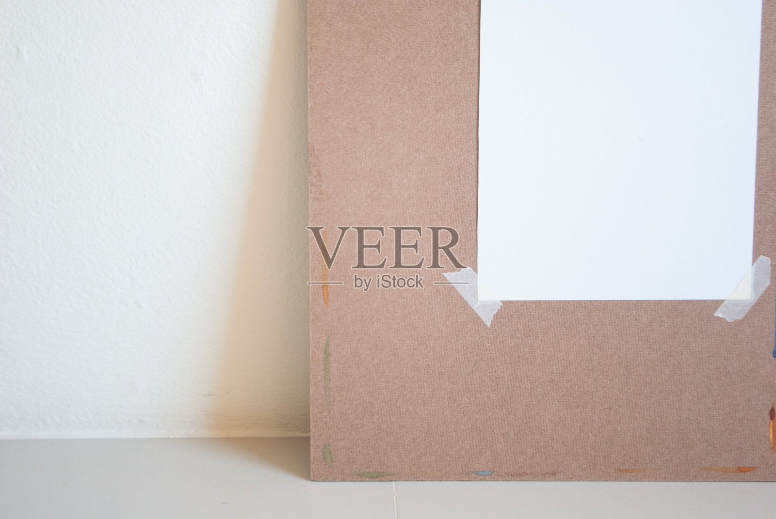 水彩画板,附画纸,靠在水泥墙上,右面有光照片摄影图片