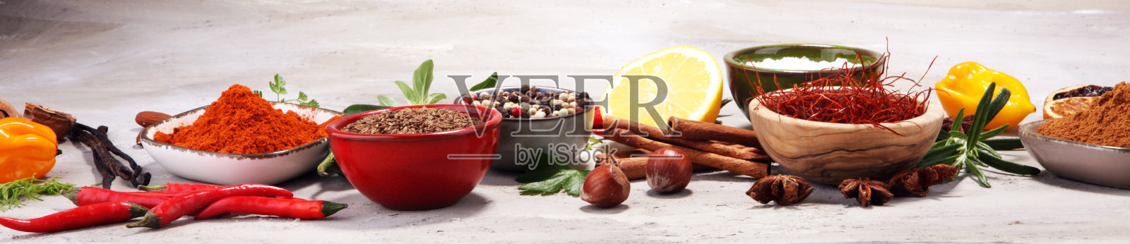 桌上有香料和香草。食物和烹饪材料。照片摄影图片