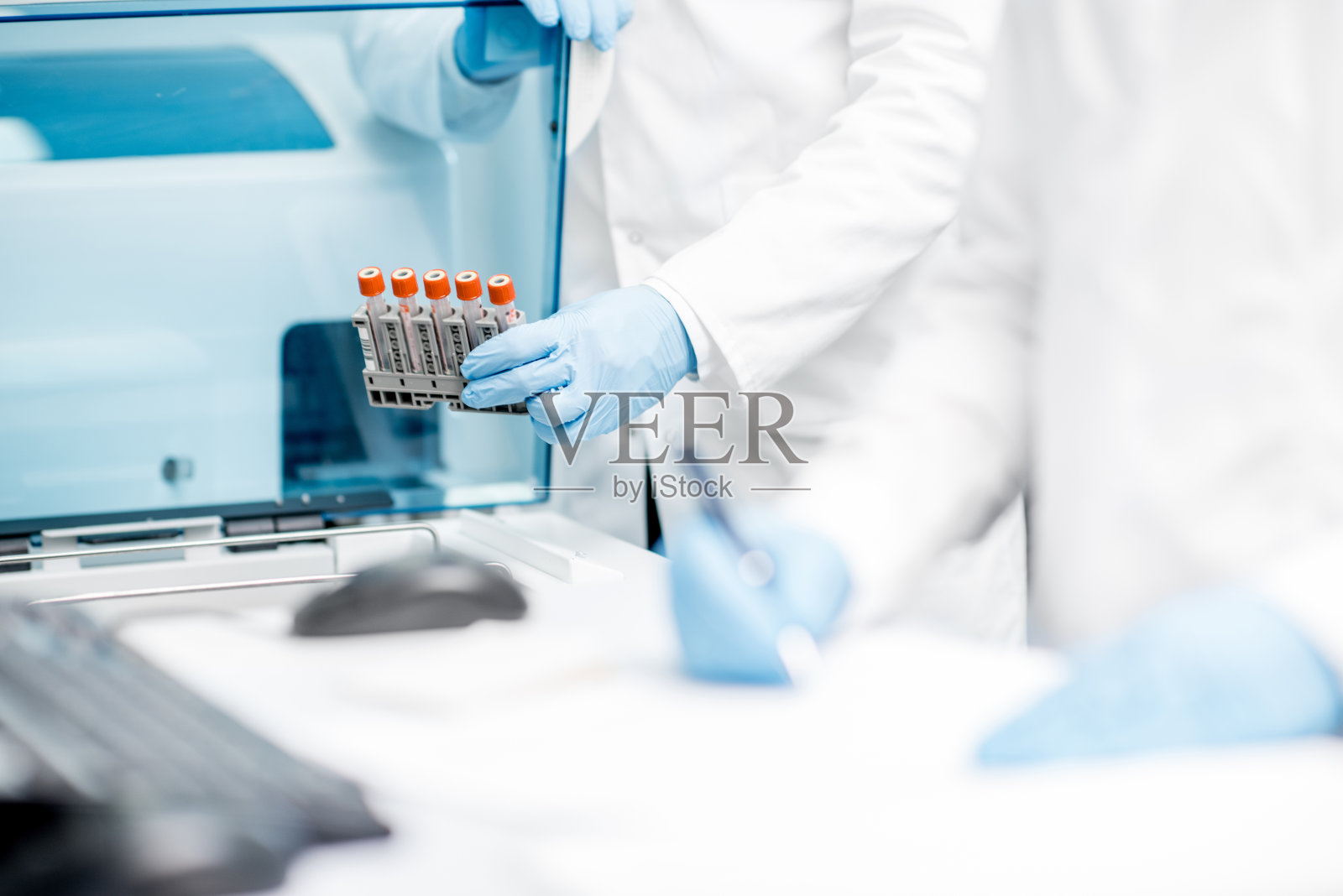 将测试管注入分析仪照片摄影图片