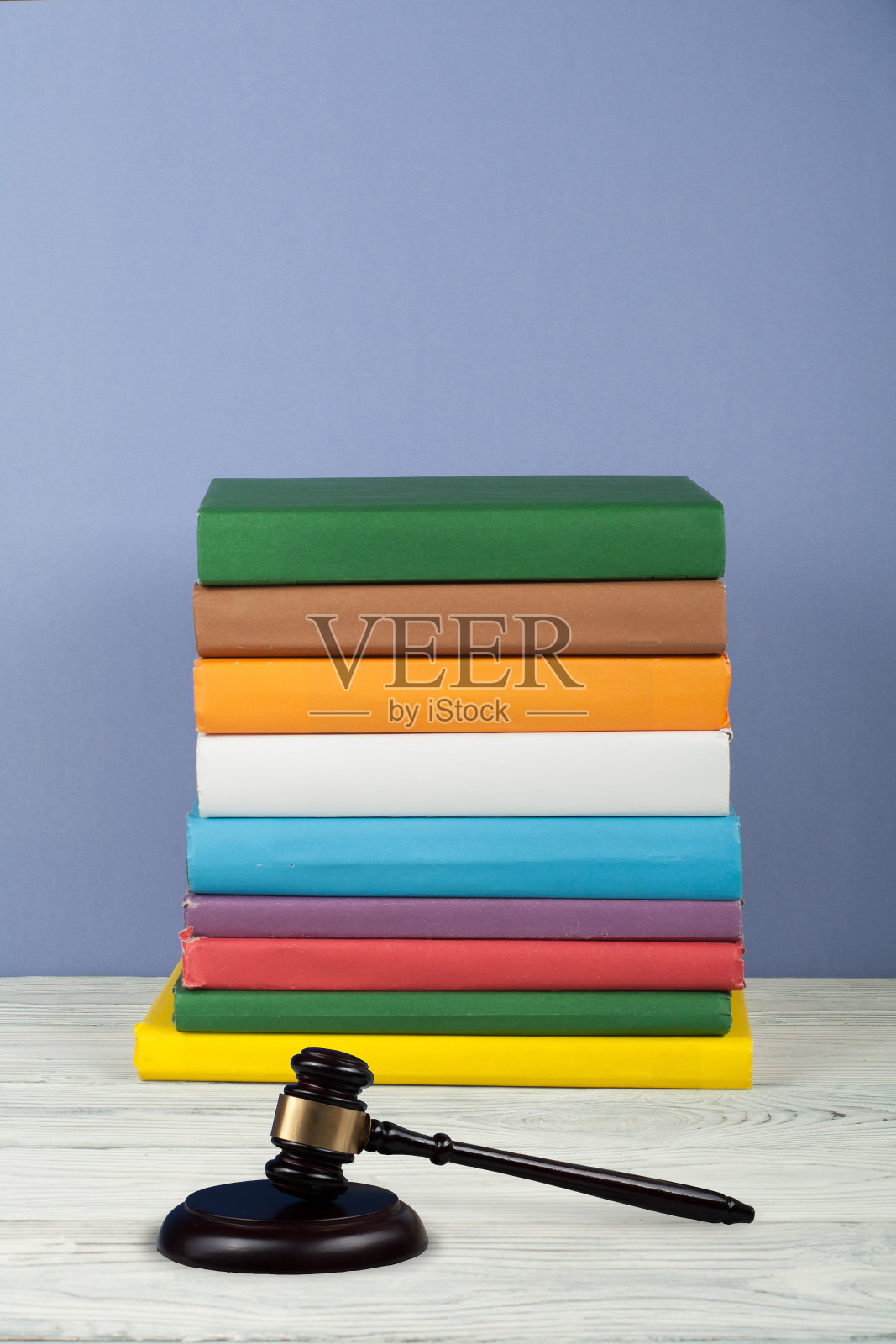 法律概念书在法庭或执法办公室的桌子上用木制法官的小木槌打开,蓝色背景。文本复制空间照片摄影图片