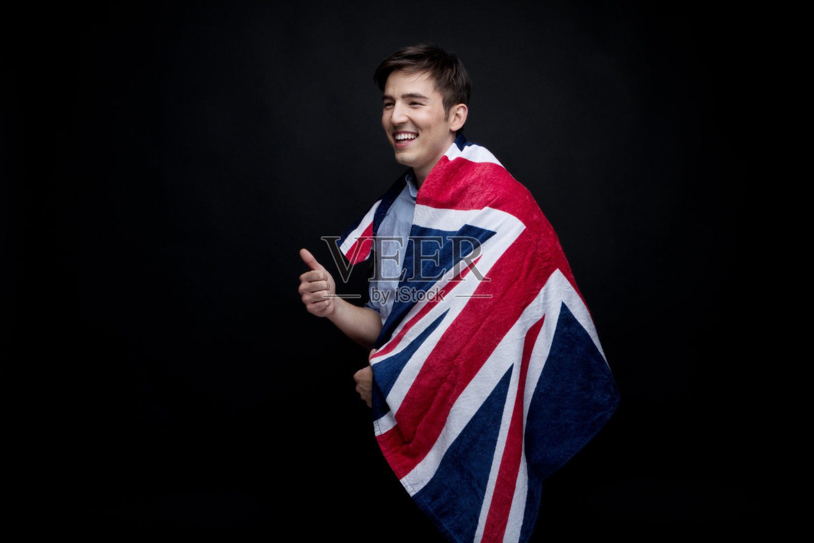 拿着英国国旗的快乐男人照片摄影图片