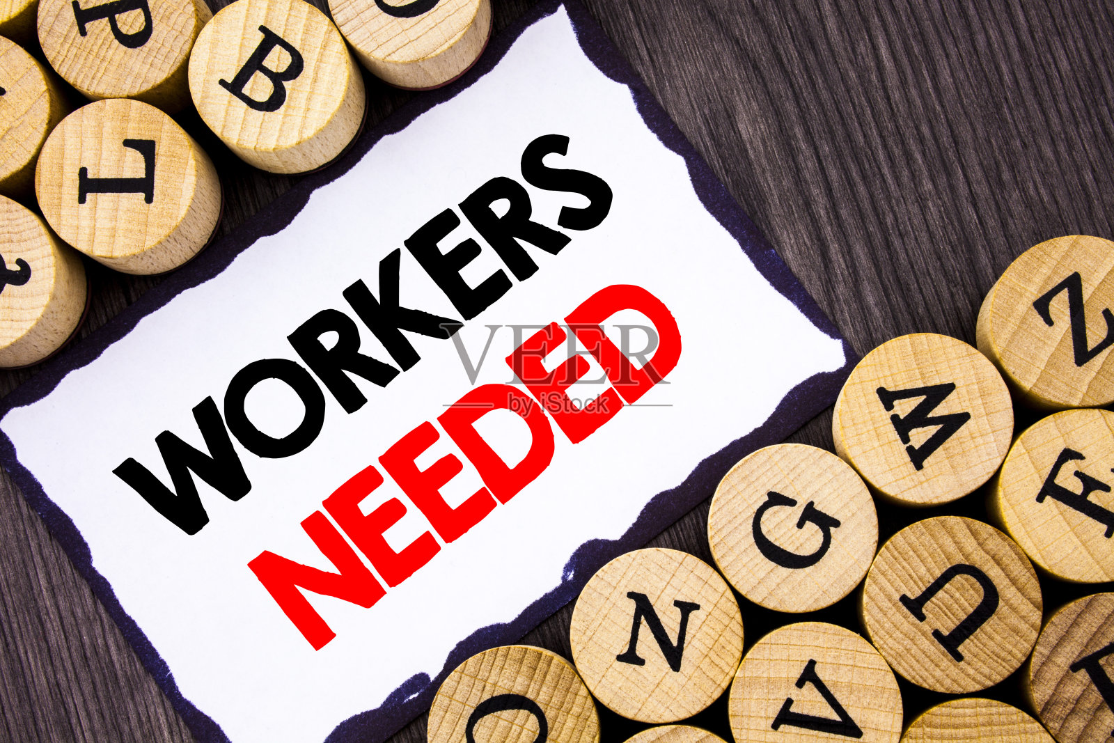 手写文字标志显示工人需要。企业概念寻找职业资源员工失业问题写在白色便利贴上木制背景与字母。照片摄影图片