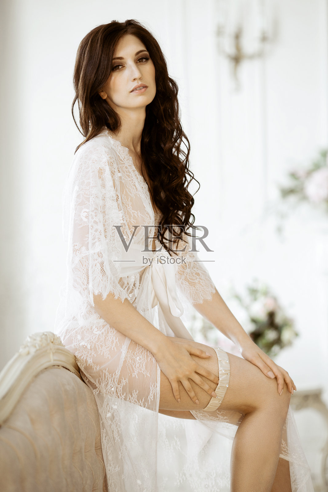 美丽性感的女士在优雅的白色长袍照片摄影图片