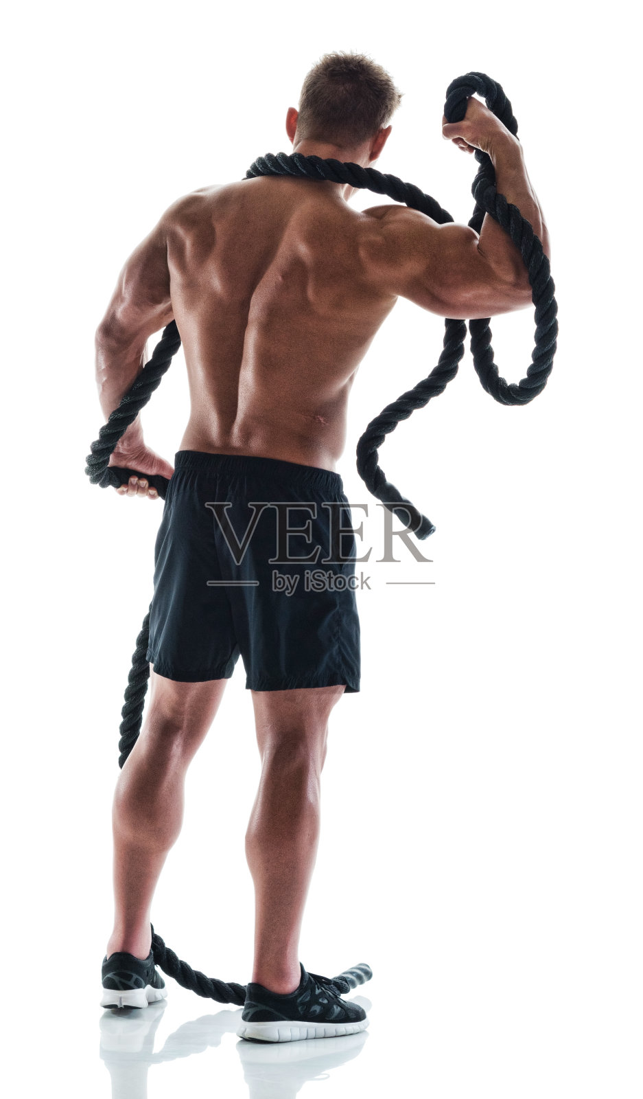 英俊的肌肉男拿着战斗绳索照片摄影图片