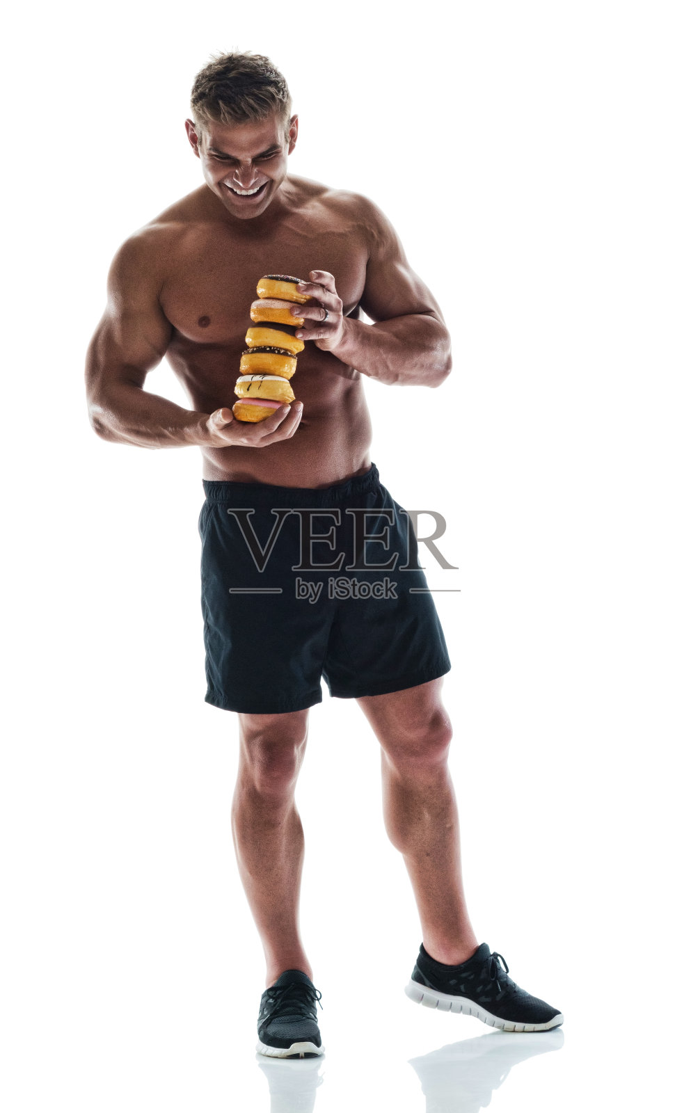 有魅力的赤膊男拿着各种甜甜圈照片摄影图片