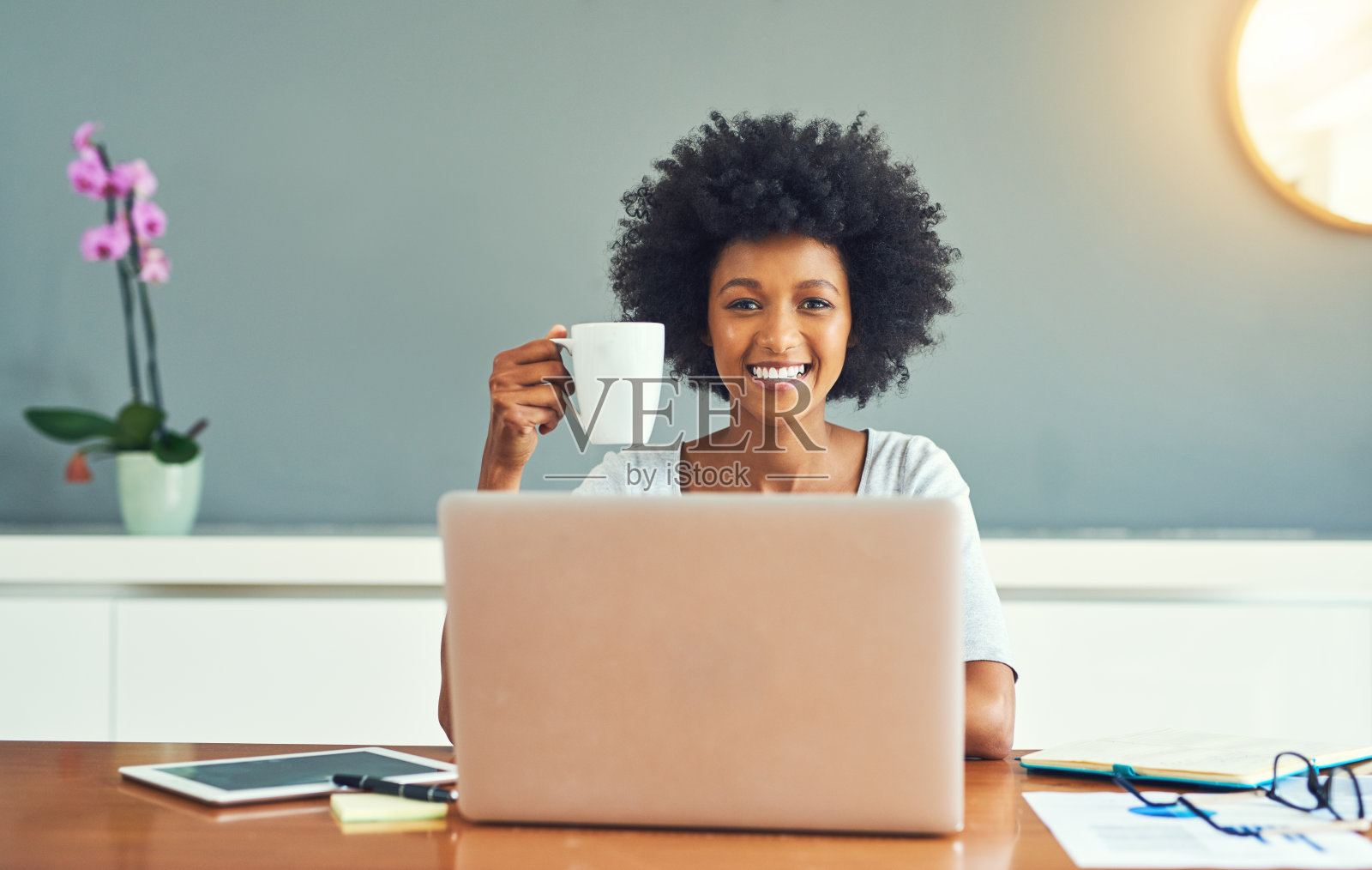 喝了这杯咖啡,我就可以走了照片摄影图片