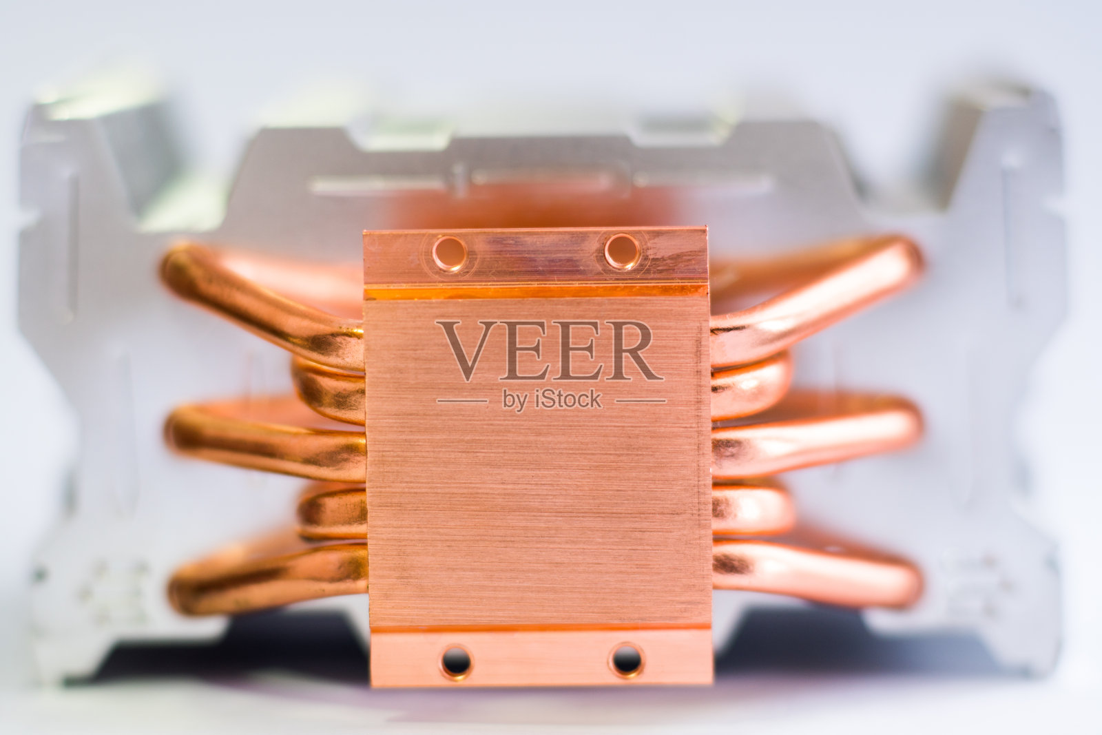 铝散热器与铜热管的特写与美丽的散焦冷气的概念一台电脑的中央处理器照片摄影图片