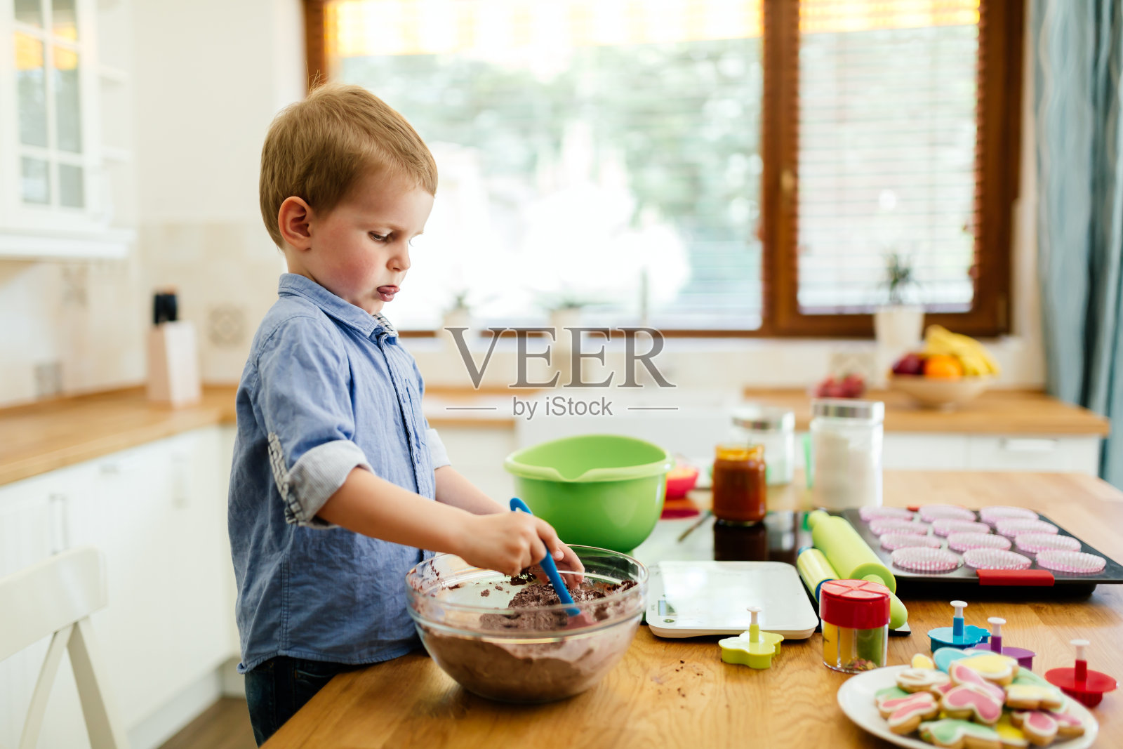 可爱的孩子正在学习成为一名厨师照片摄影图片