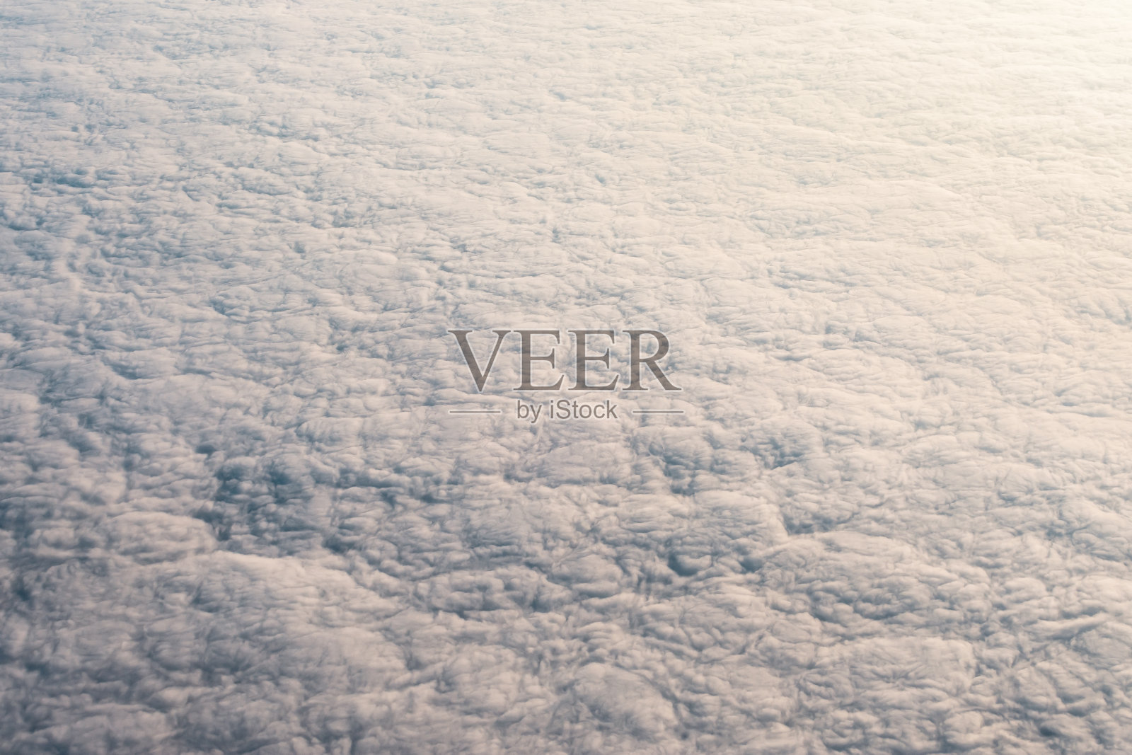 云雾的高度与飞机的飞行水平一致,白色的蒸汽质地光滑的日落前。照片摄影图片