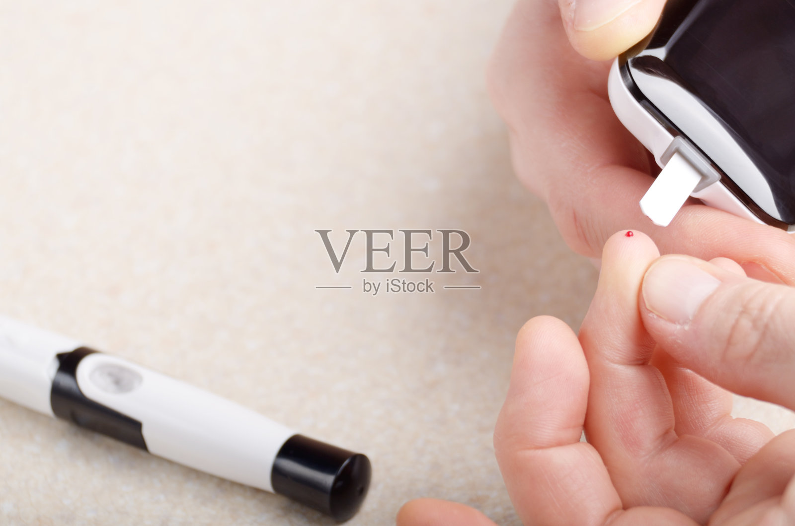 一名男子正在用个人血糖仪验血照片摄影图片