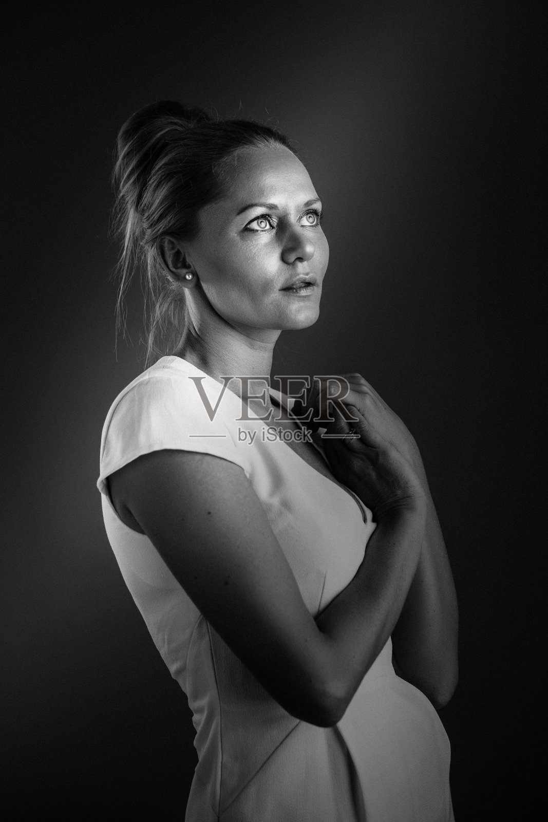 一个美丽严肃的年轻女子的肖像照片摄影图片