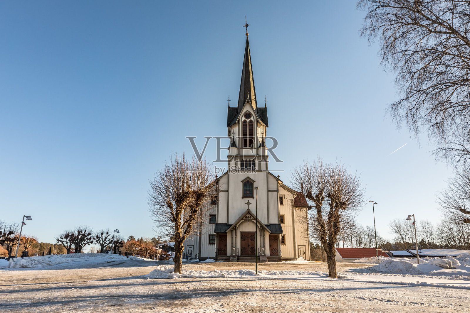 班布勒教堂,建于1845年的大型木制教堂。冬季雪景,蓝天。正面视角。照片摄影图片