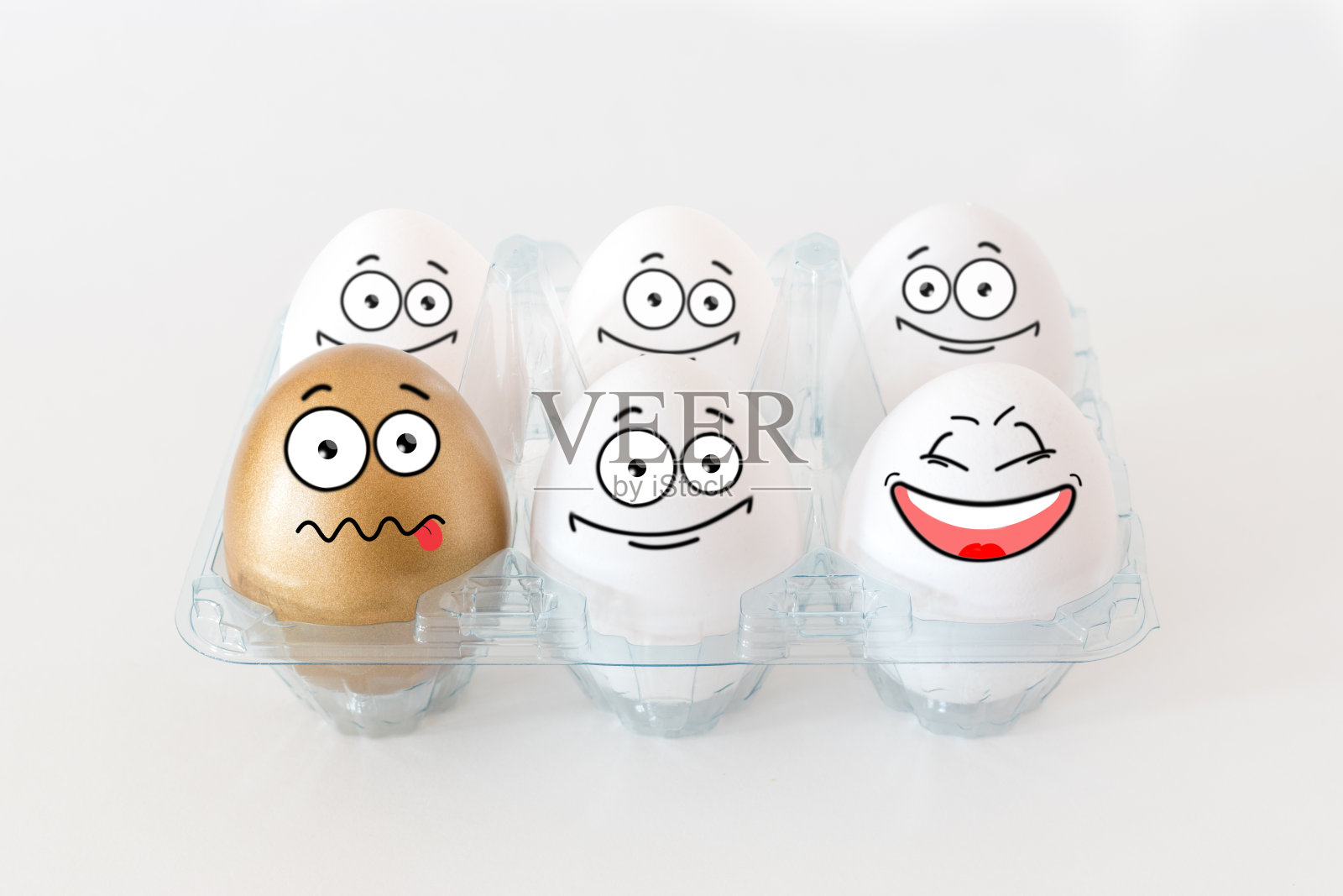 一个金蛋和白蛋,还有滑稽的脸照片摄影图片