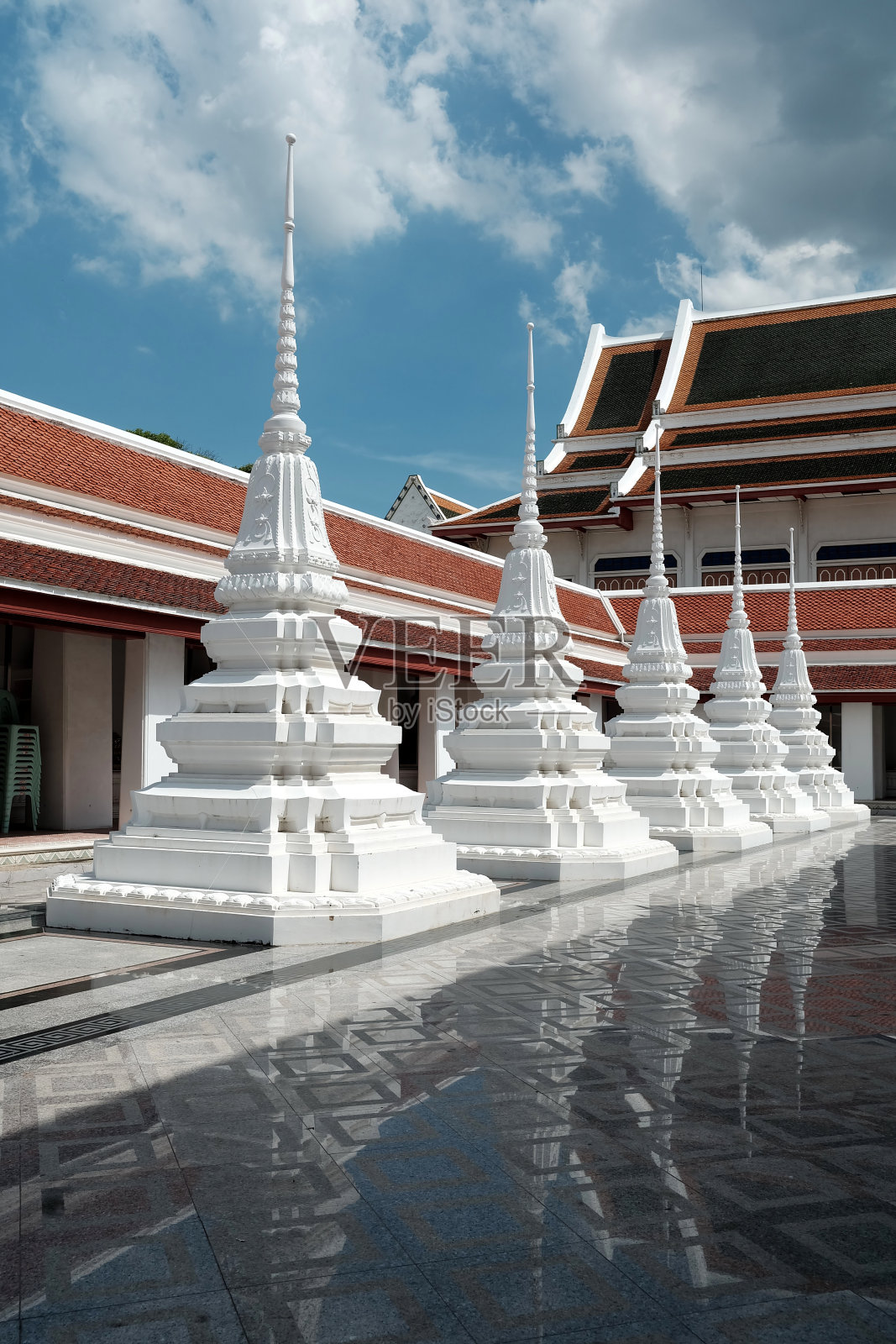 白塔在Wat Ratcha Orot寺,泰国曼谷。照片摄影图片