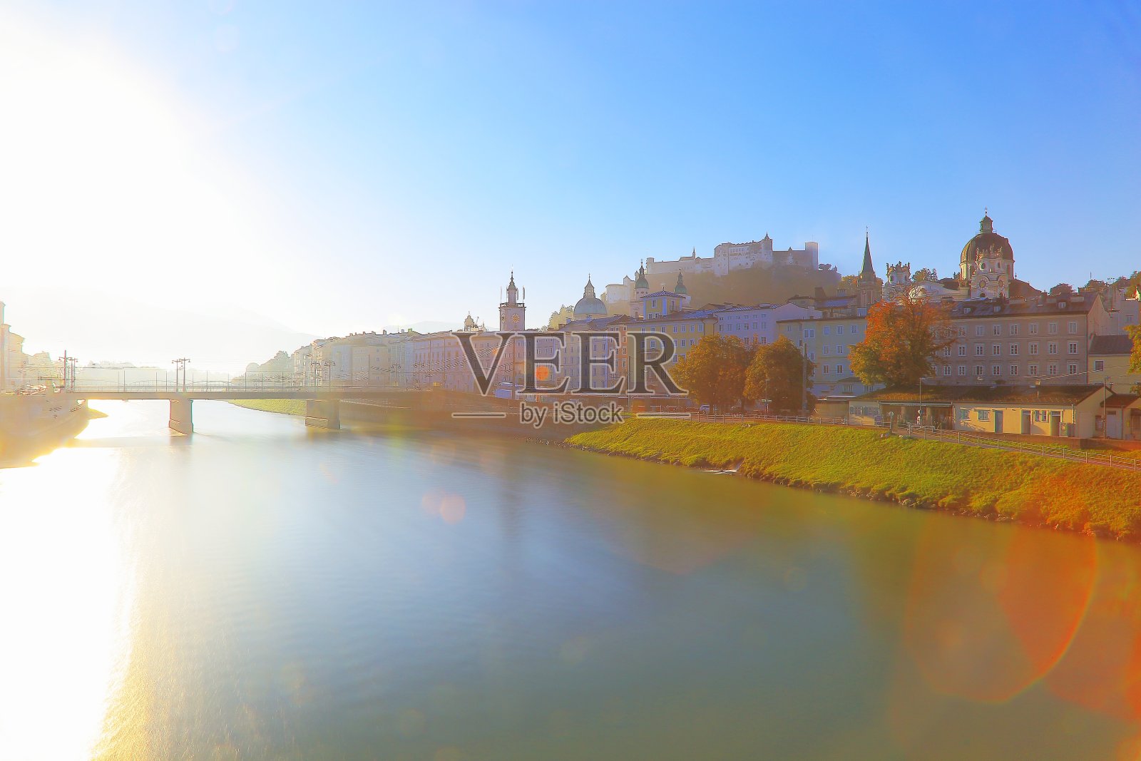 萨尔茨堡的城市景观从萨尔扎克河大桥上的日出,奥地利照片摄影图片