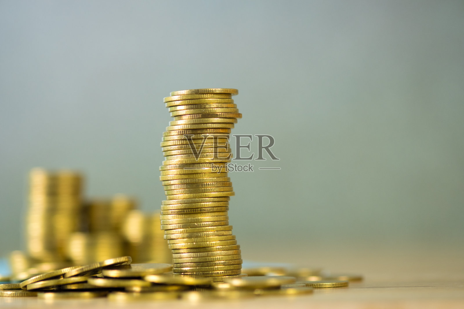 成堆的硬币和账簿或信用卡与副本空间,金融和商业金融,银行和储蓄概念。照片摄影图片