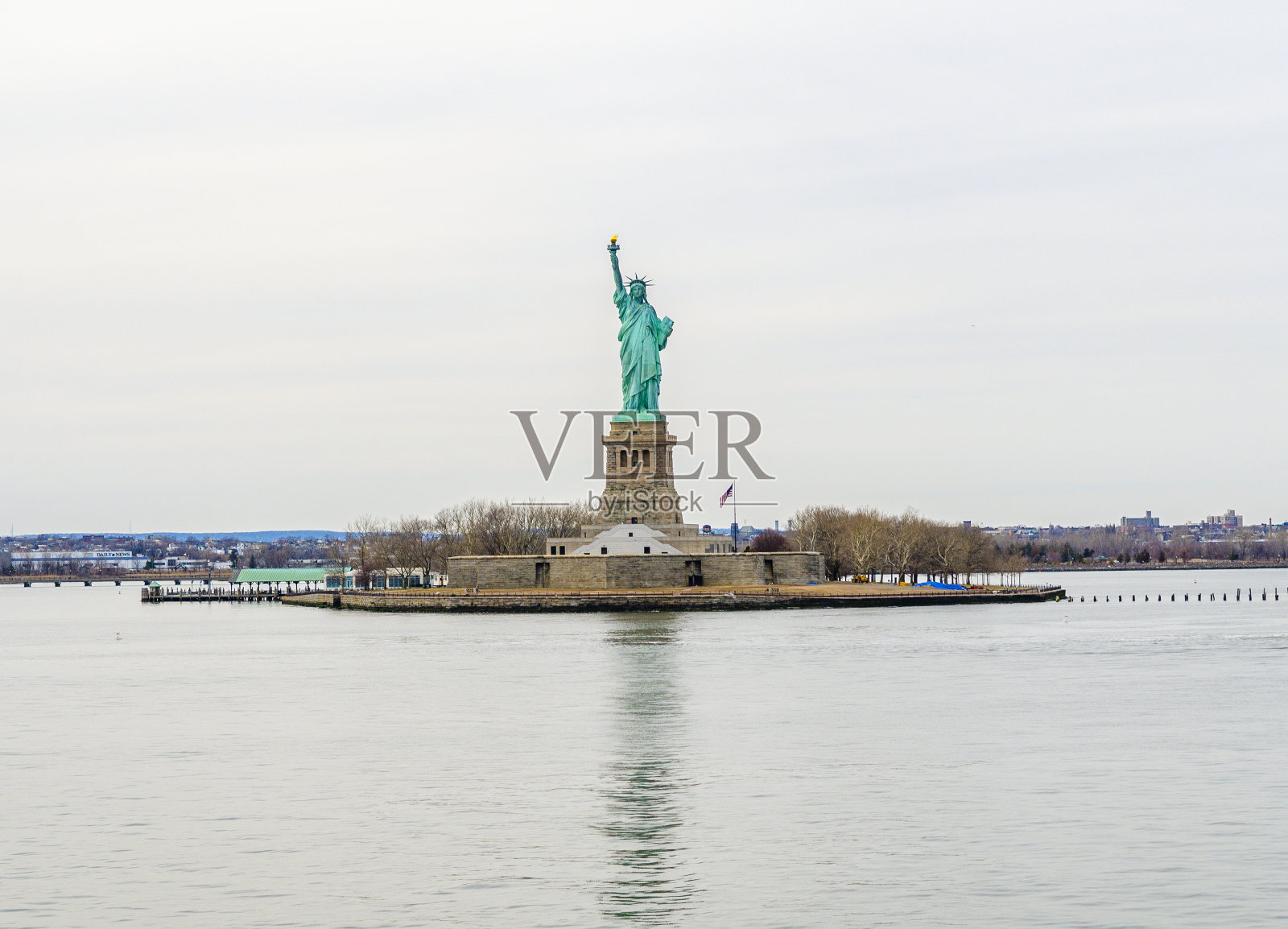 自由女神像的夜晚,纽约与反思照片摄影图片