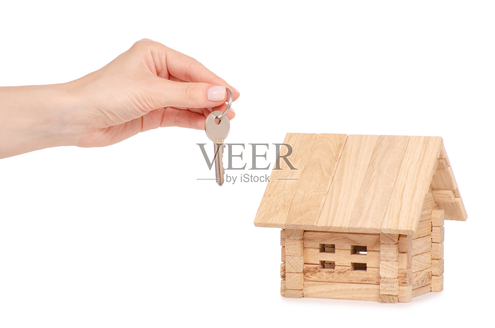 木制房子在手中的钥匙照片摄影图片