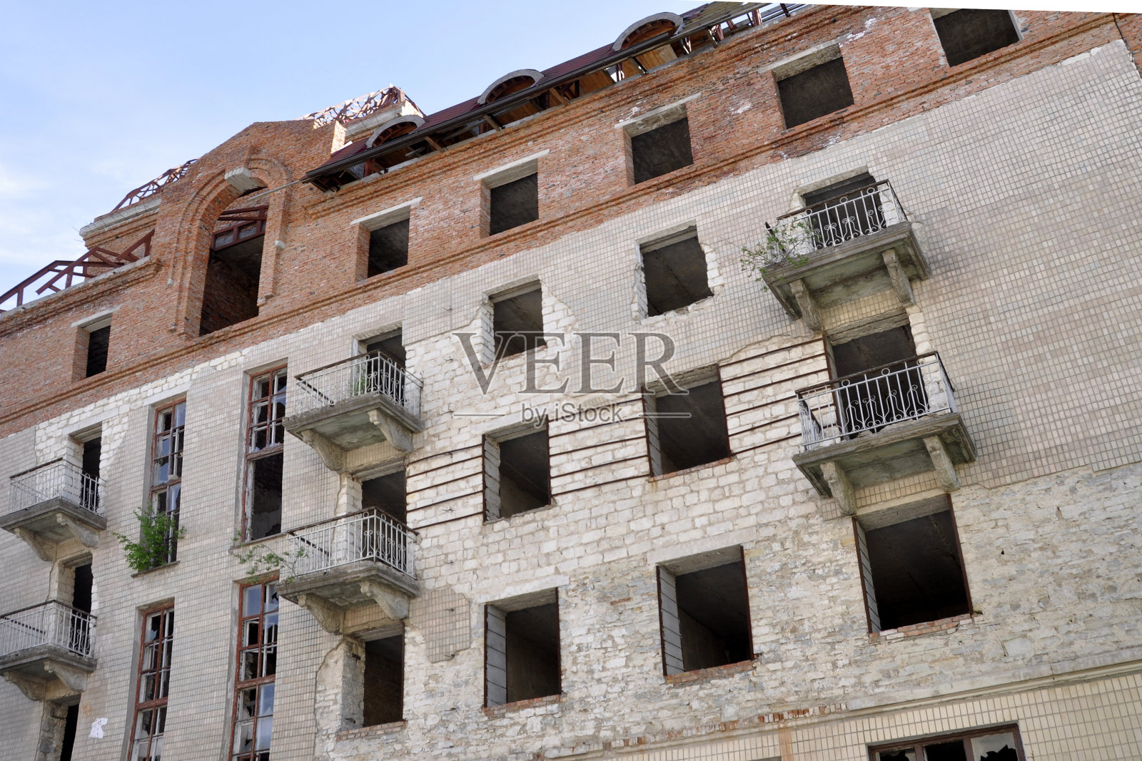 重建建筑,带有外部阳台,建筑上部结构。照片摄影图片