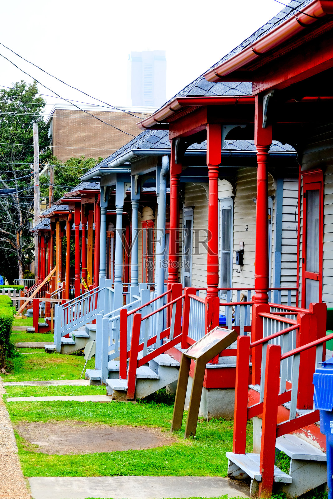 佐治亚州亚特兰大的一排六栋彩色房屋门廊照片摄影图片