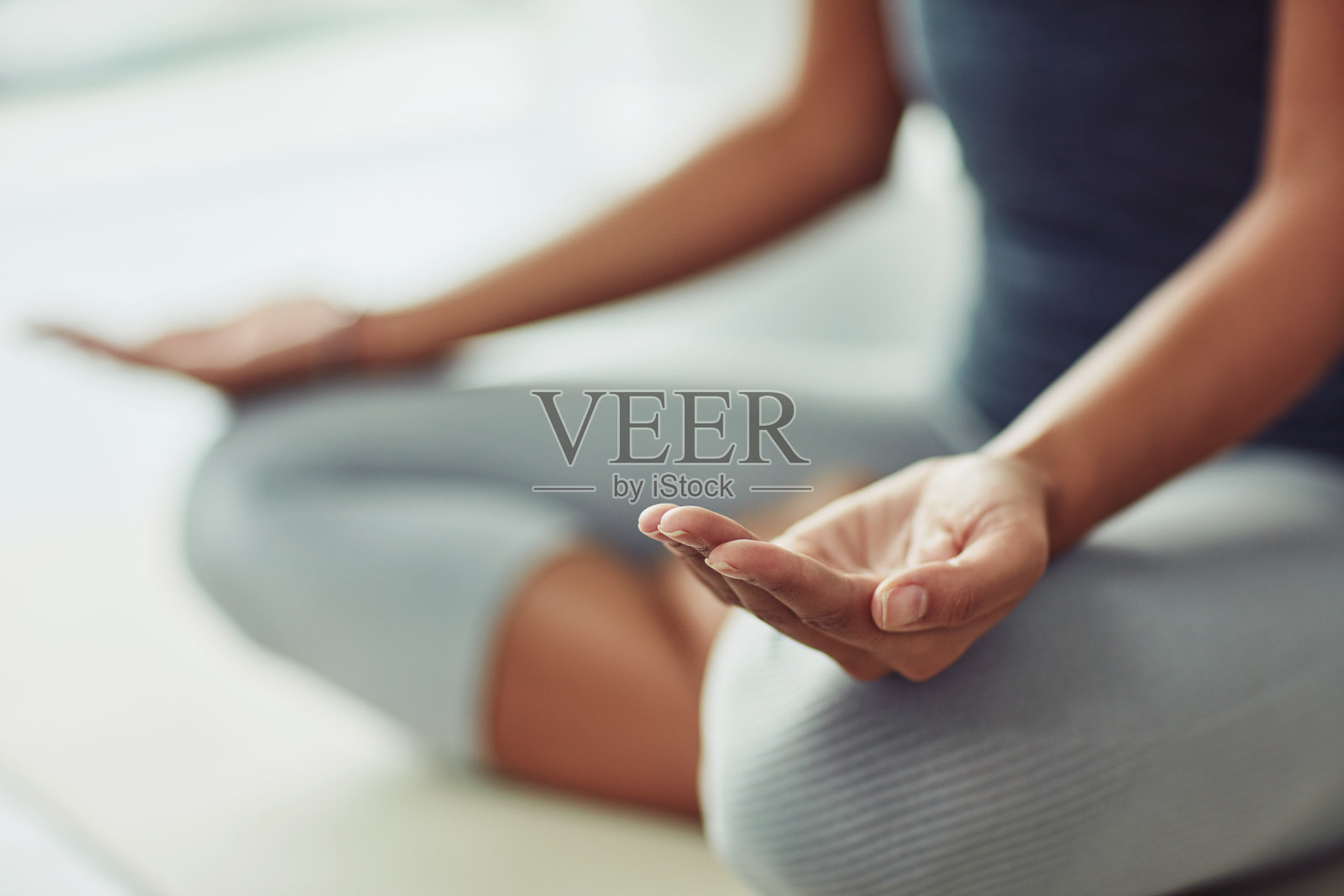 你会通过做瑜伽获得平静照片摄影图片