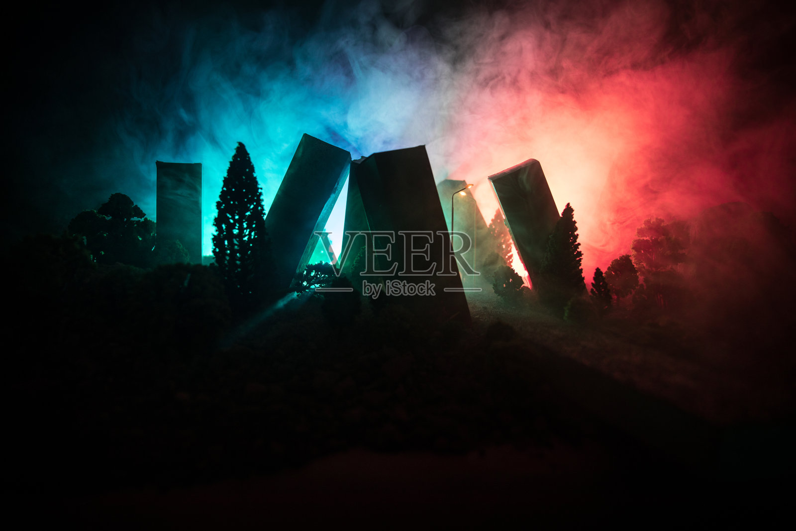 空荡荡的街道,燃烧的城市,地面上的火焰和爆炸的烟在远处。以城市中心区为背景的灾难电影海报概念。夜景。照片摄影图片