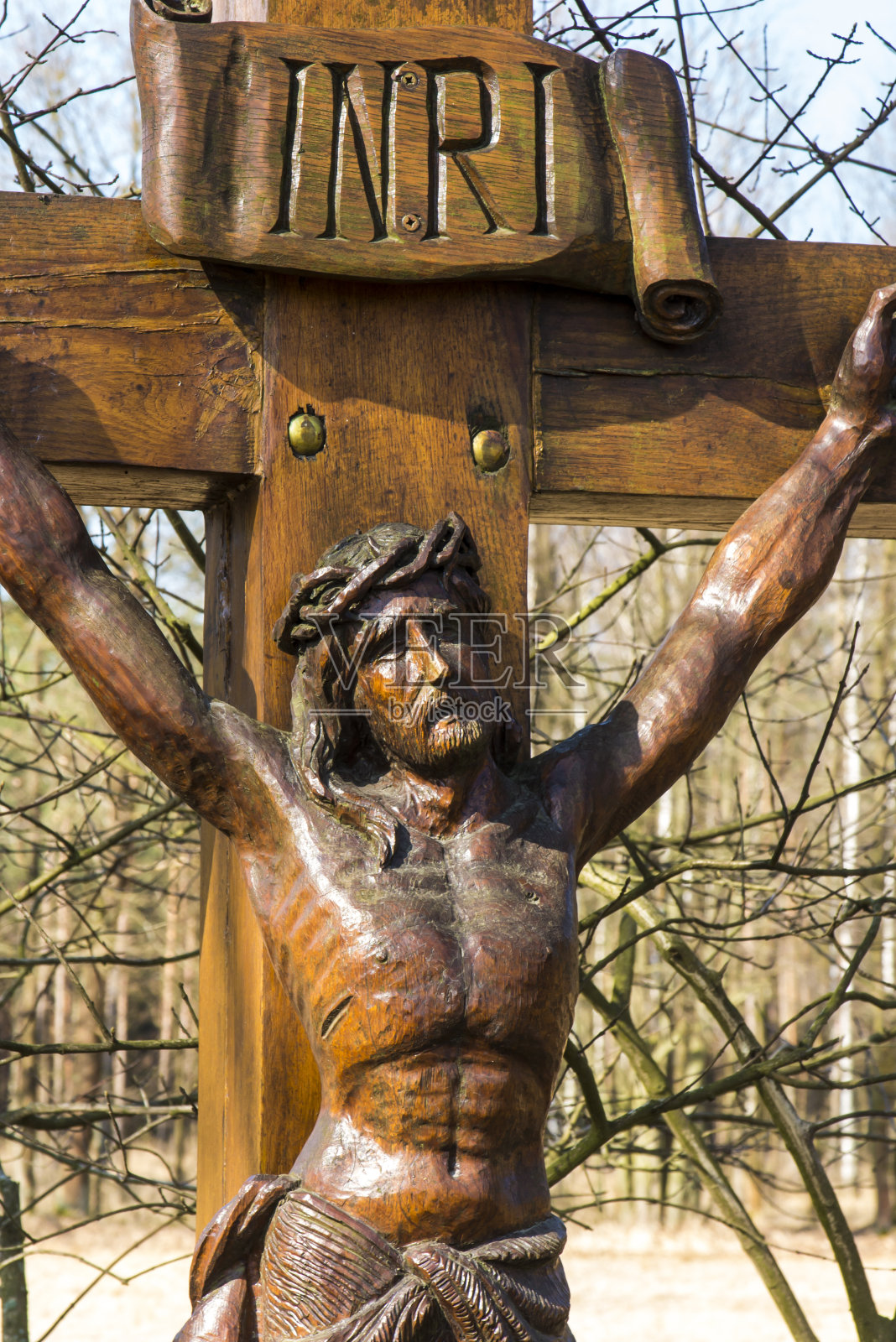 穿过波兰的一条乡村公路照片摄影图片