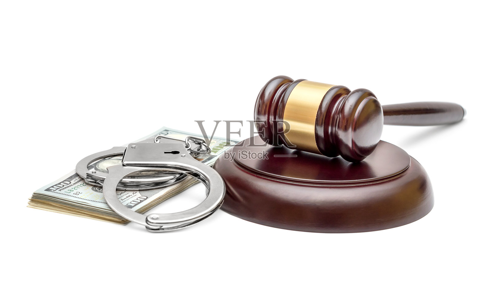 法官的小木槌和一堆钱,还有戴着白色手铐。正义的概念。照片摄影图片