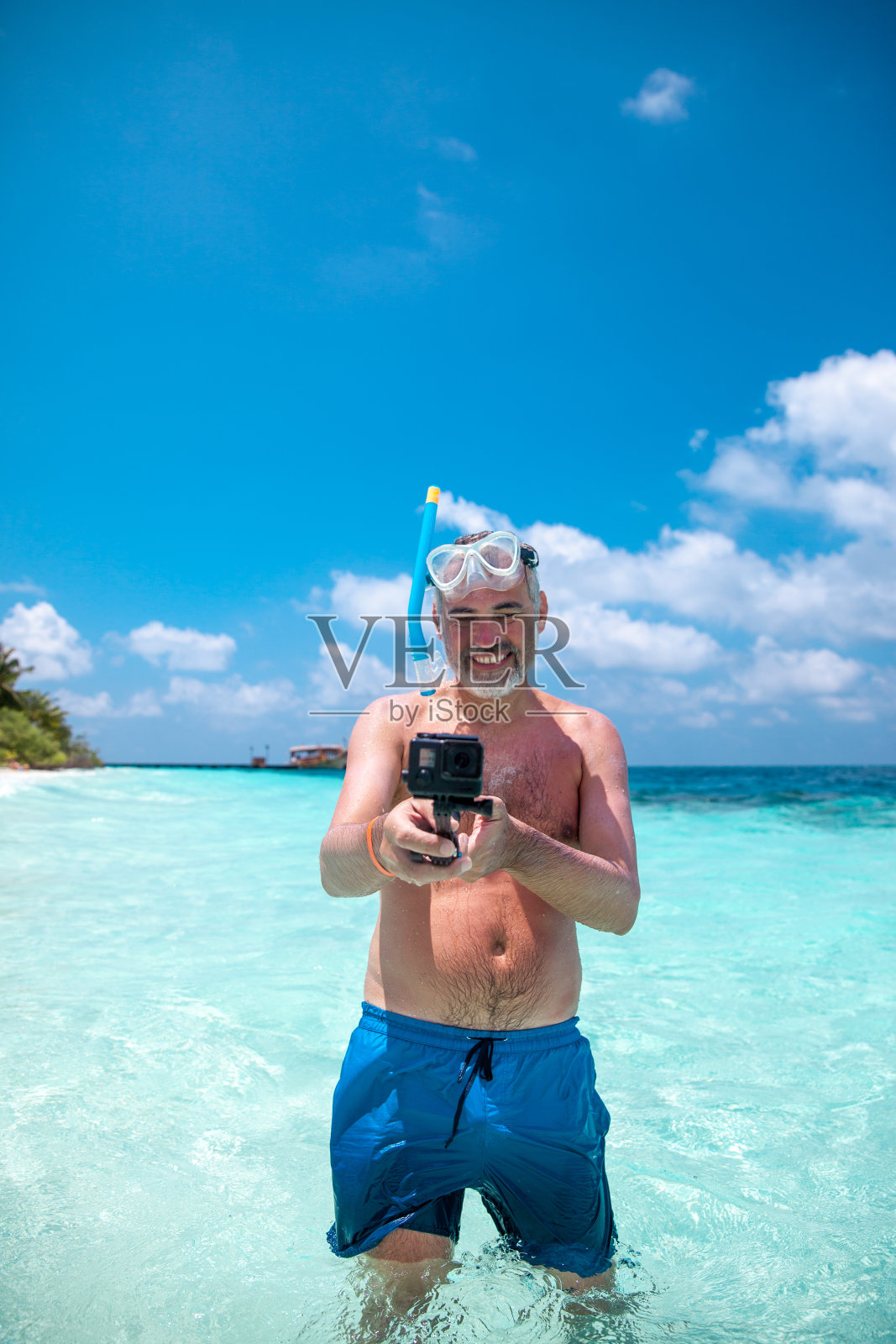 享受水下摄影的老年人照片摄影图片