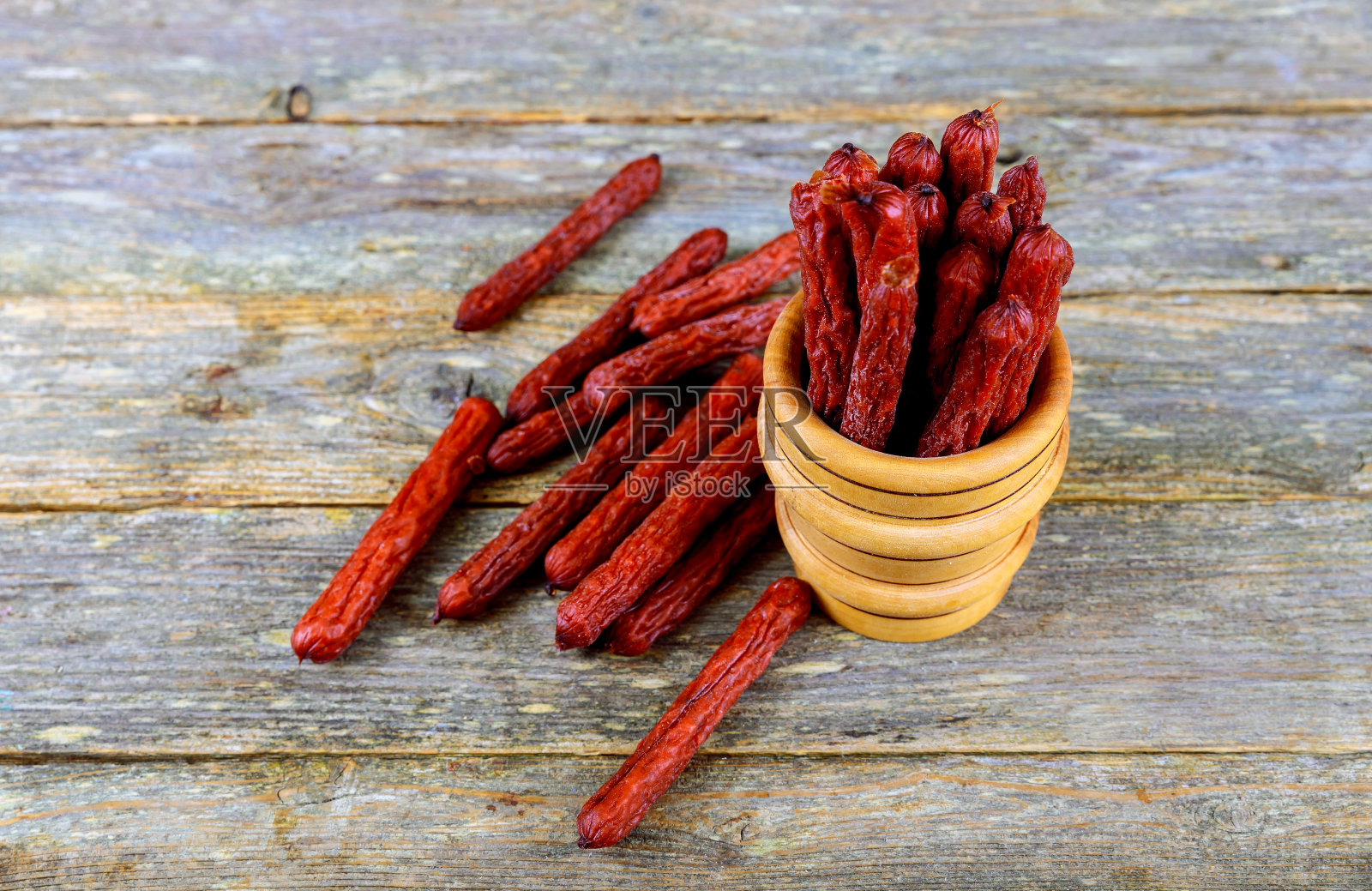 木桌上放着干香肠照片摄影图片