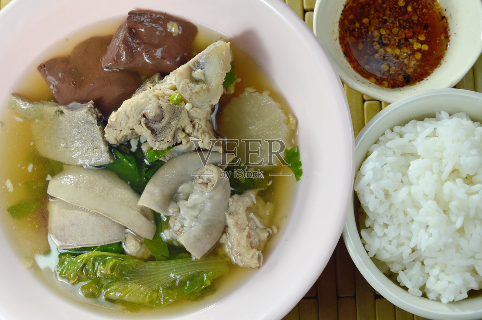 猪血五脏汤配米饭照片摄影图片