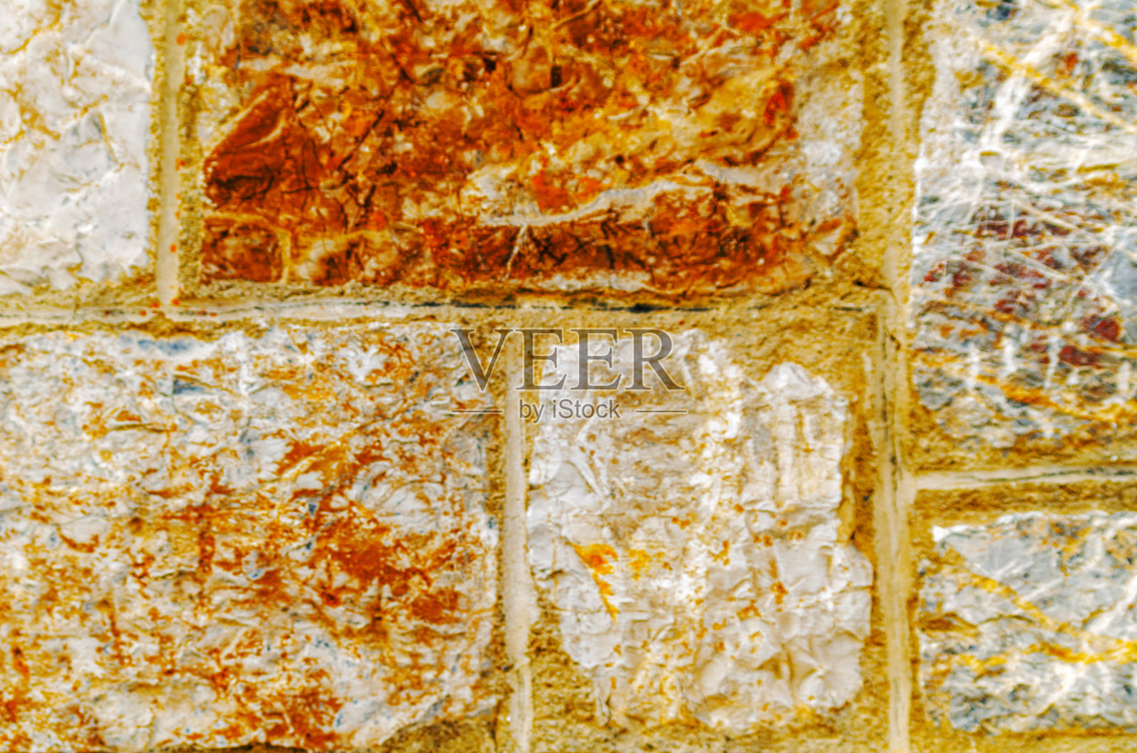 古老的石头放置在墙上,有趣而原始的背景照片摄影图片