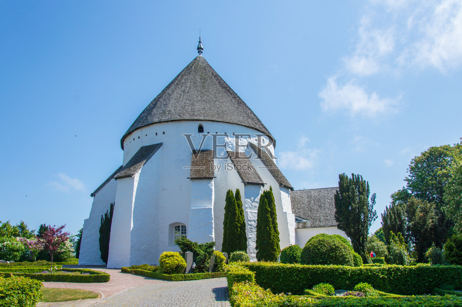 丹麦教堂的田园诗风景Østerlars柯克,波恩霍尔姆,丹麦的夏日照片摄影图片