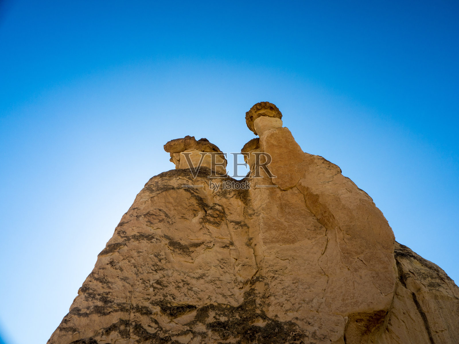 土耳其中部Pasabag山谷的火山岩层和僧侣洞穴住宅。照片摄影图片