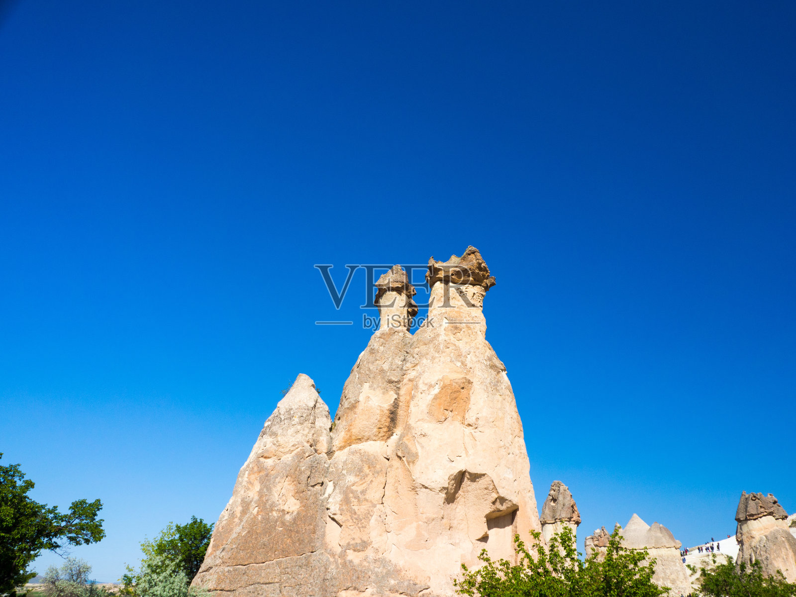 土耳其中部Pasabag山谷的火山岩层和僧侣洞穴住宅。照片摄影图片
