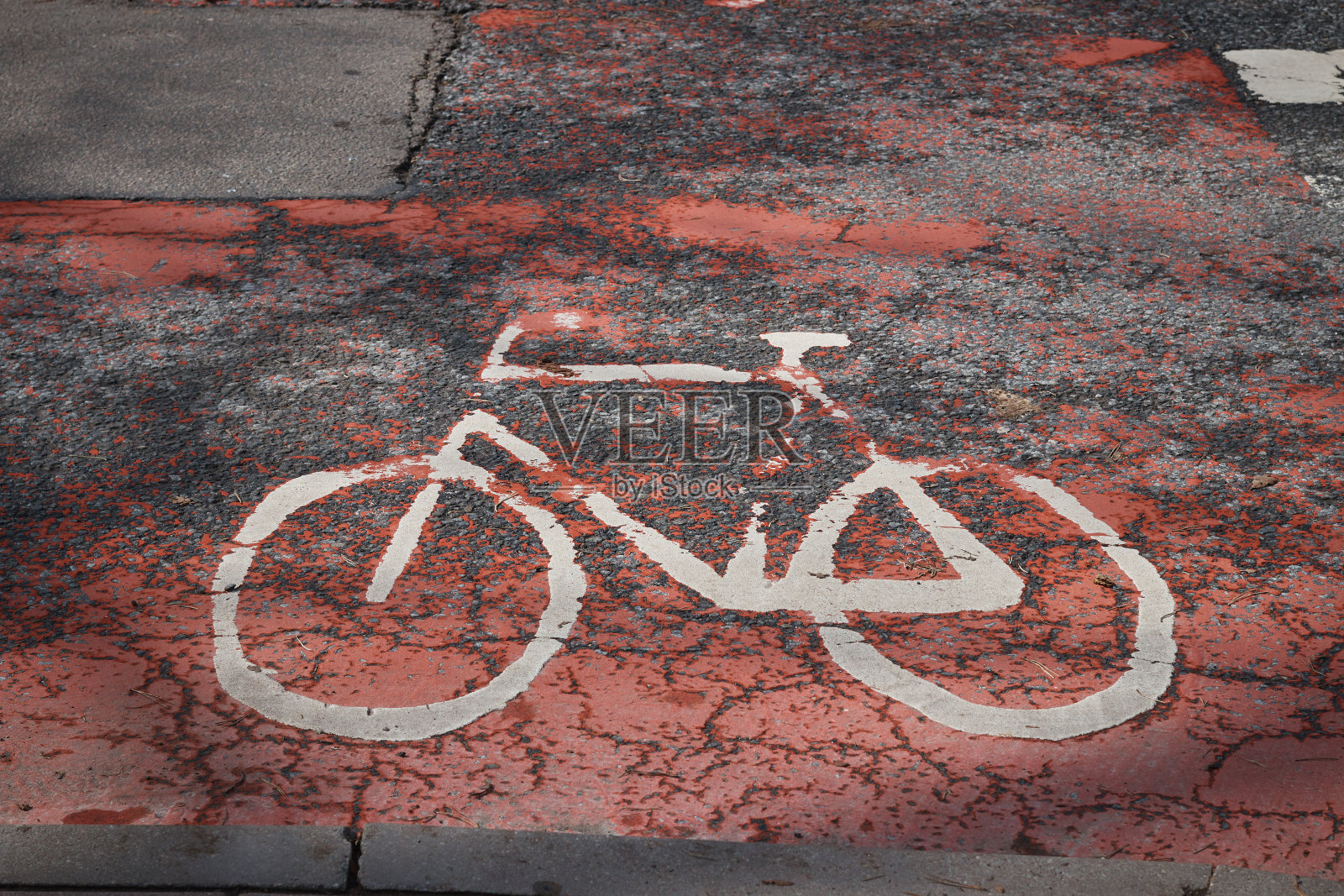沥青路面上的自行车标志。照片摄影图片
