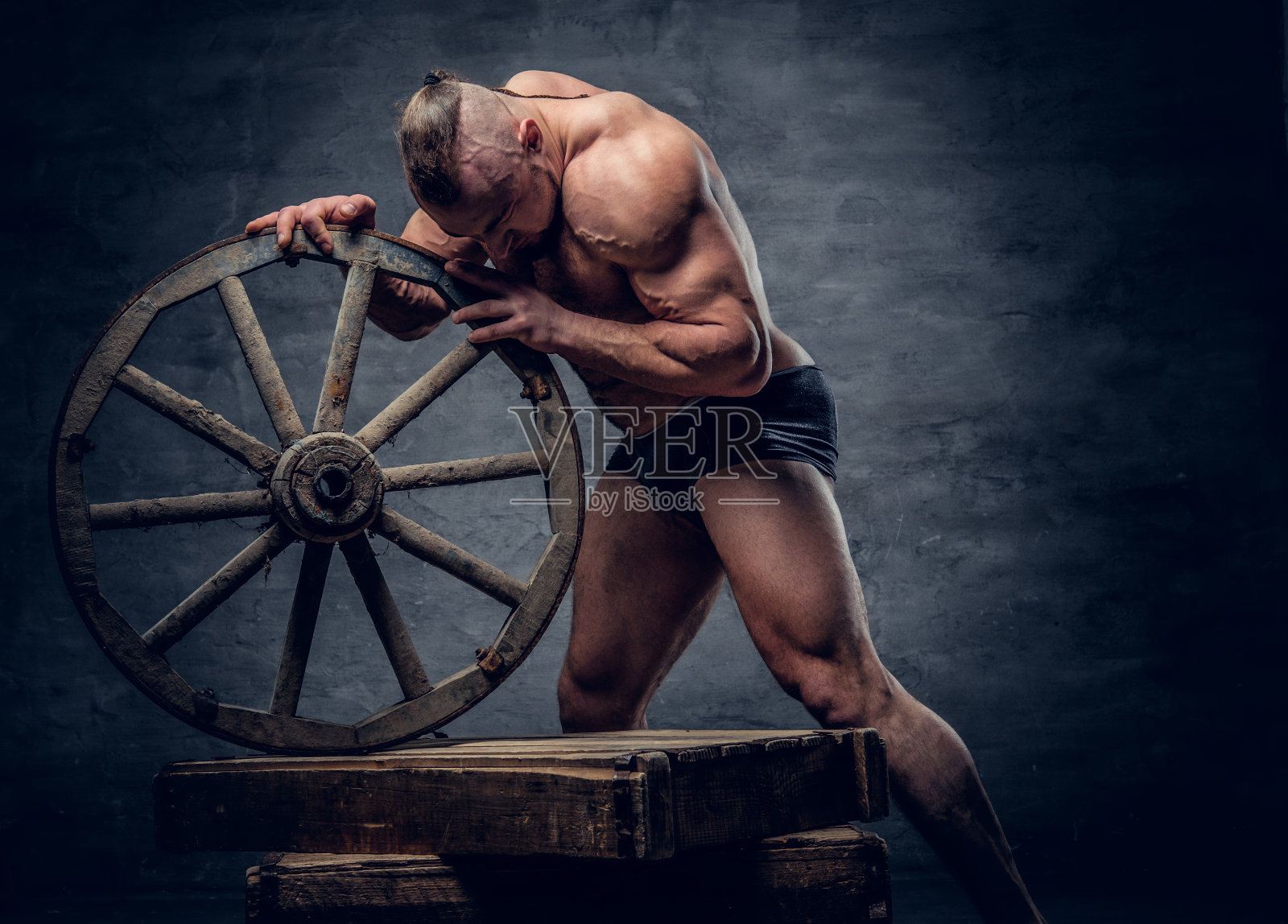 赤裸上身的肌肉男奴隶肖像。照片摄影图片