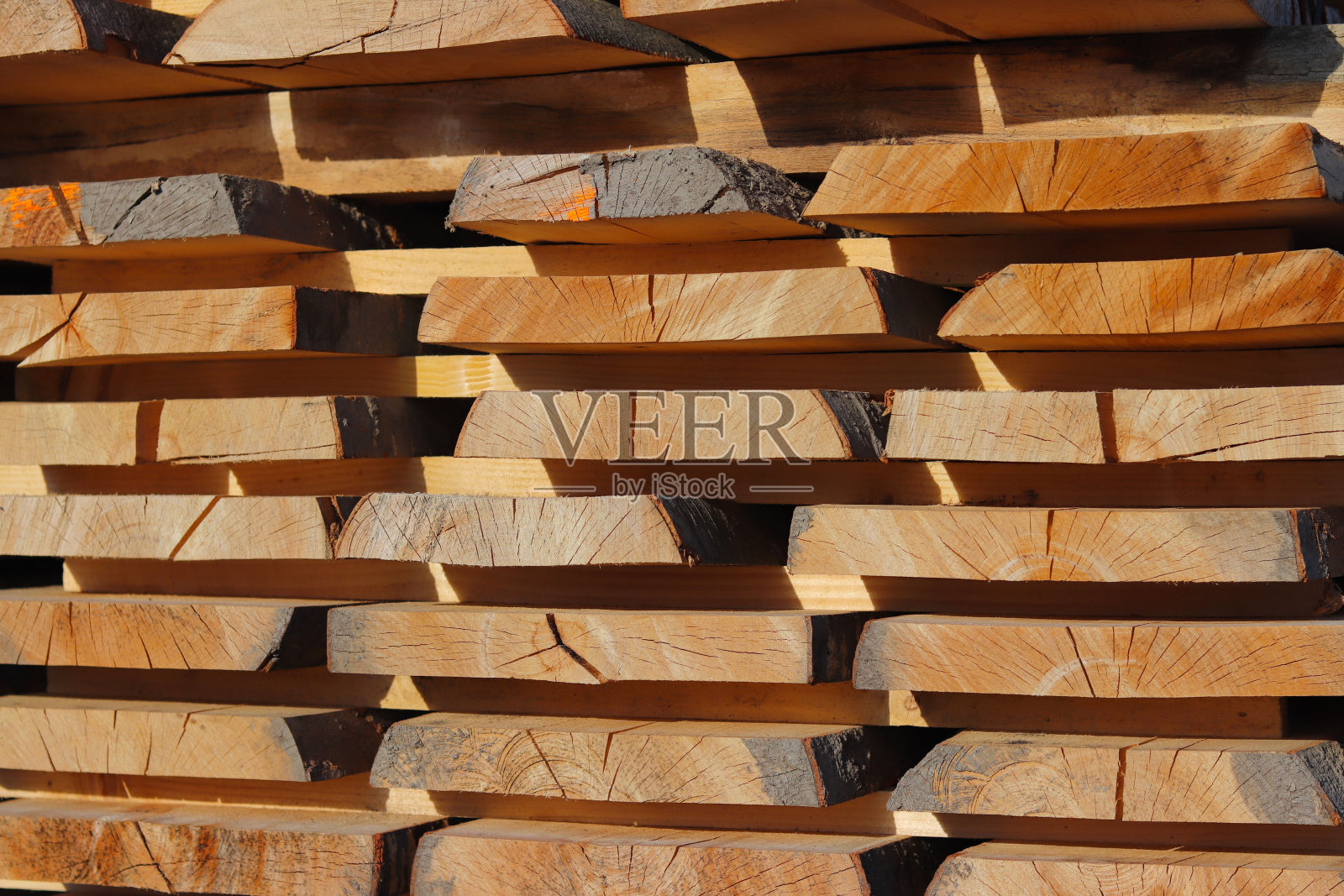 大木板堆放在架子上,在工业区露天下晾干。木工用木材的时间。家具及木制品制造。去除木质的水分。照片摄影图片