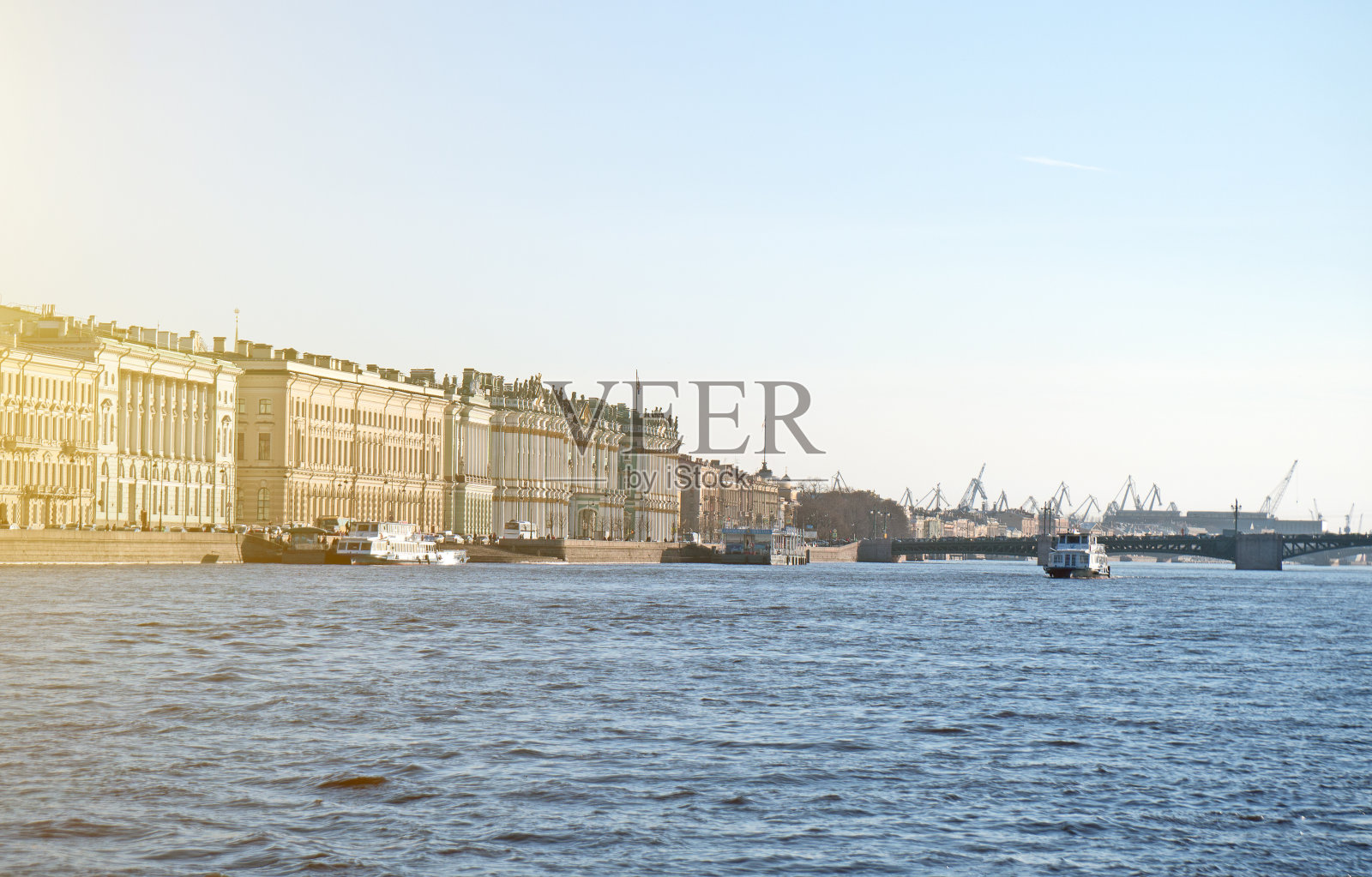 圣彼得堡的宫殿桥和艾尔米塔什宫。照片摄影图片