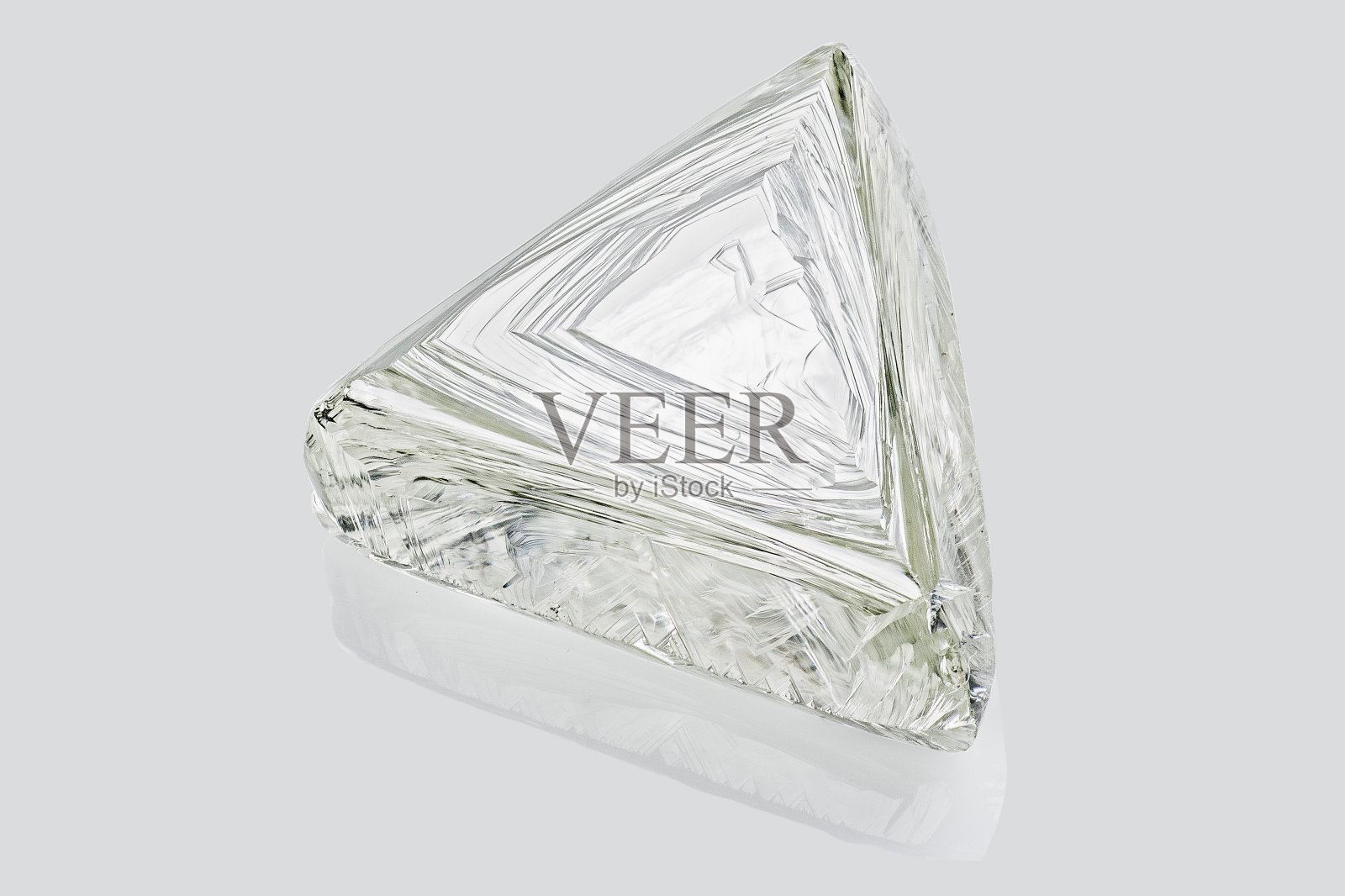 透明的粗钻石孤立在白色背景照片摄影图片