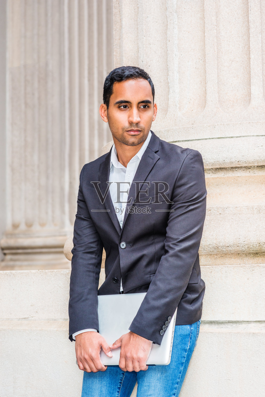 年轻的西班牙裔美国商人在纽约工作照片摄影图片