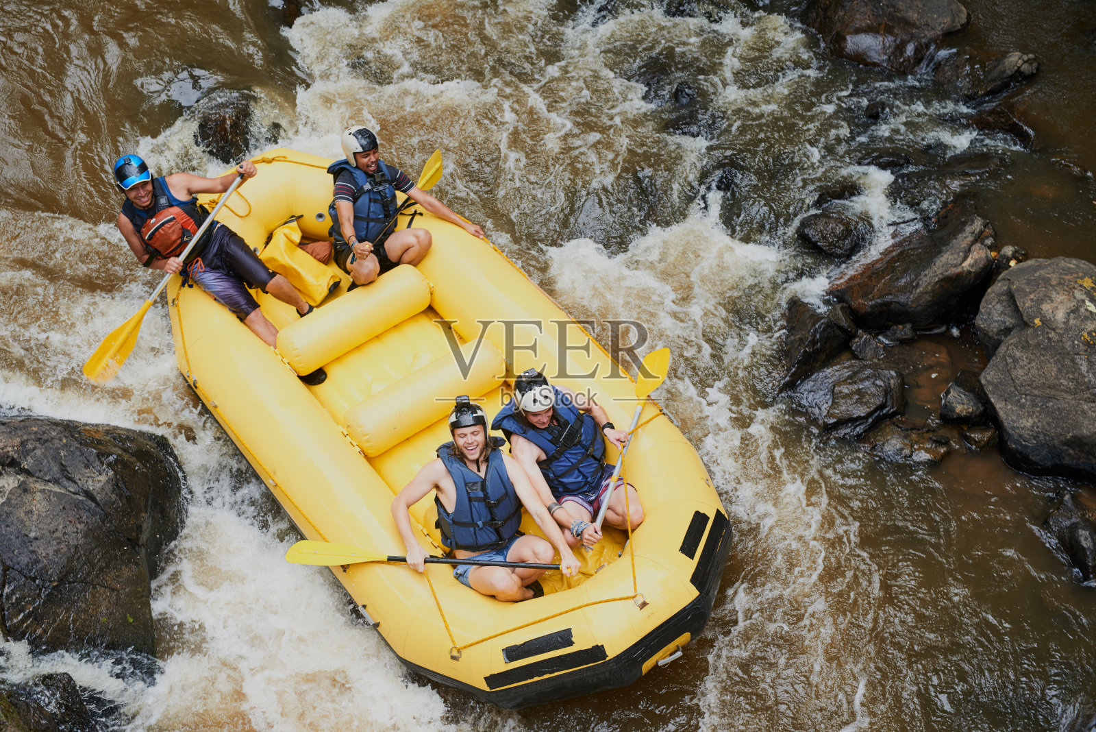 振作起来,下一个急流来了!照片摄影图片
