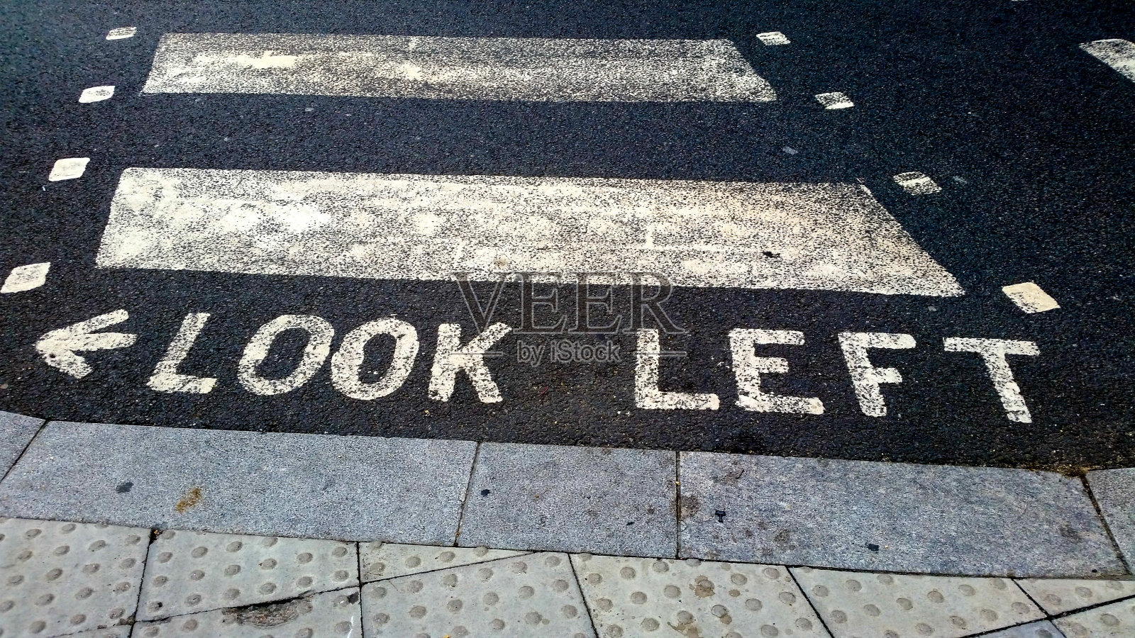 伦敦一个人行横道上的标志。照片摄影图片